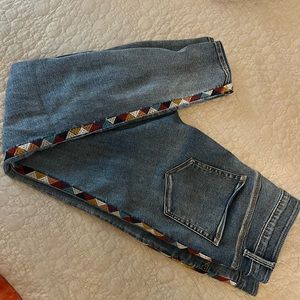 $10 CLEAR OUT SALE - Knox Rose embroidered skinny jeans. Size 8
